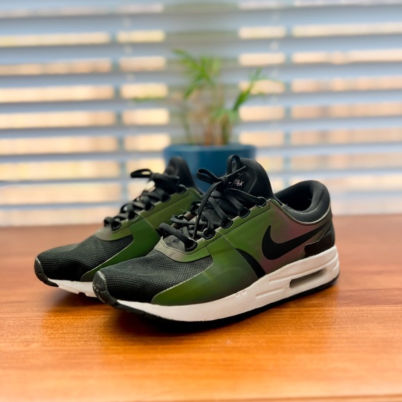 Nike Girls Air Max Zero SE: Green Holographic - Picture 2 of 3